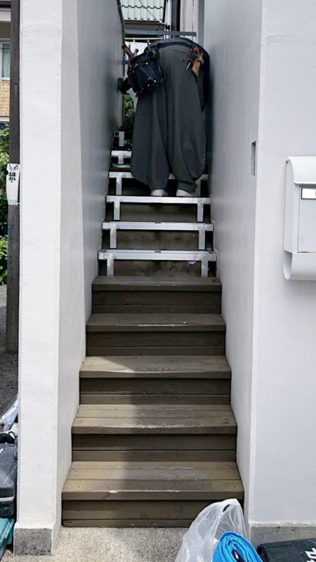 階段リフォーム　木製階段を撤去中