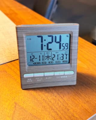 【冬のリアル比較】高気密高断熱住宅は冬の朝がこんなに違う?築10年vs築40年で室温を実測してみた 2 高気密高断熱住宅 冬の朝 リビング21度